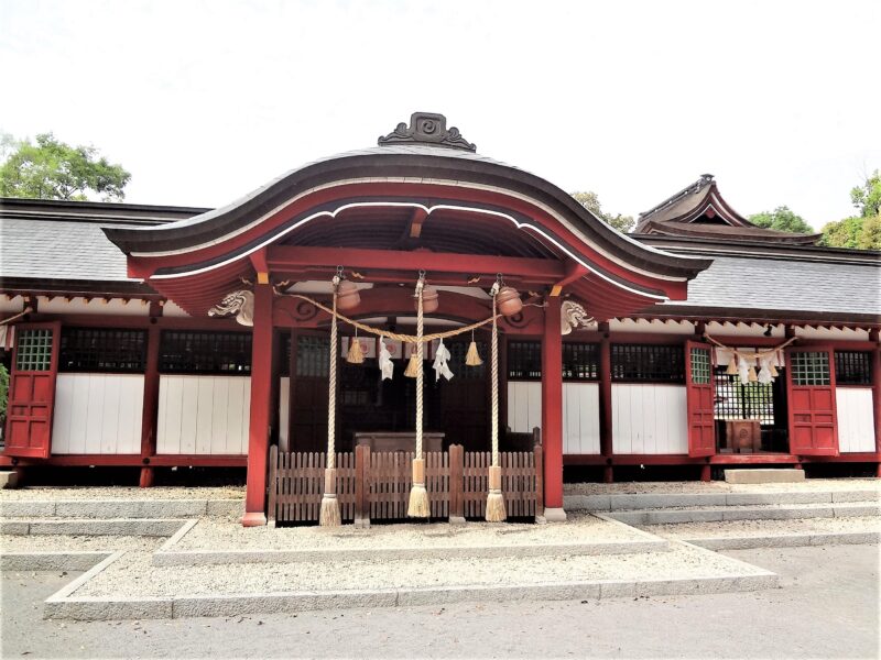 薦神社の境内と三角池