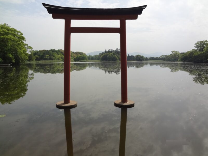薦神社の御神体 三角池