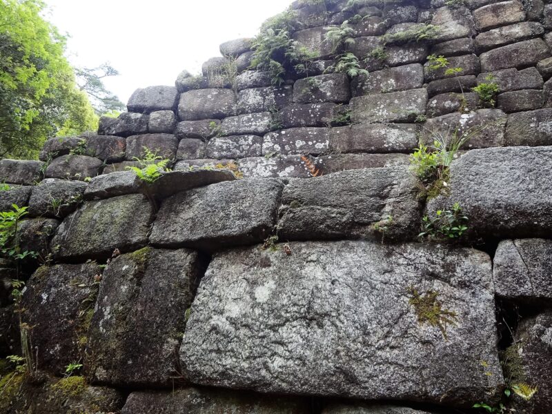 御所ヶ谷神籠石の石垣　古代山城の巨石積み